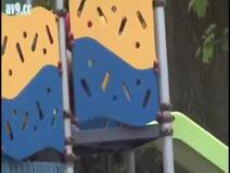 【中出し】一輪車で遊ぶ少女が乱暴される！泣き叫ぶ彼女に、彼は突き続け、月経を迎えたばかりの子宮に大量の精液を注入する。